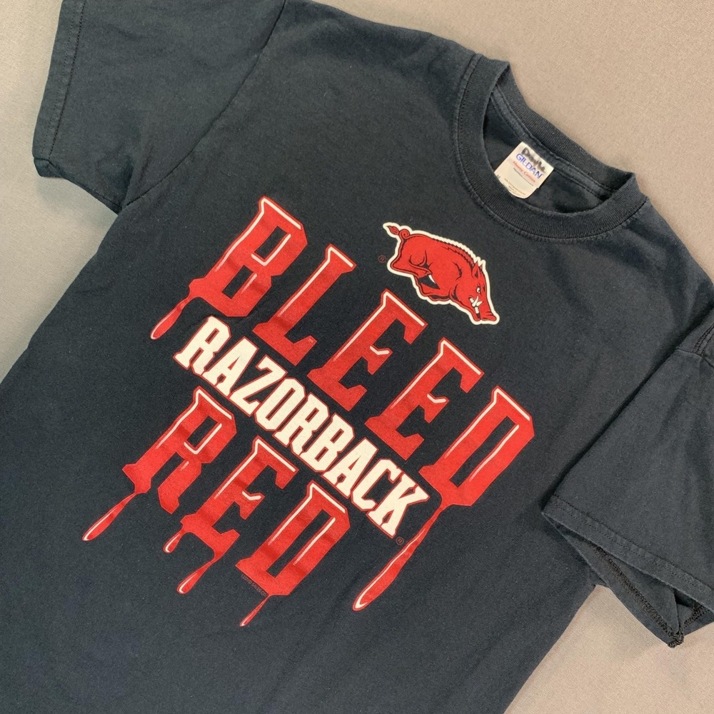 Arkansas Razorbacks Shirt Mens Medium Black NCAA Football Gildan Bleed‎ Red